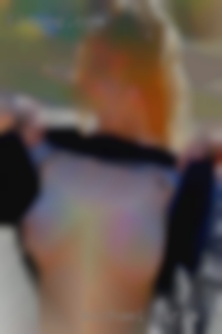 Michael girls is good looking nude young woman.